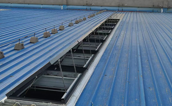 某城市大型商业综合体中庭南口街道排烟窗工程